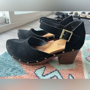 Korks suede clogs